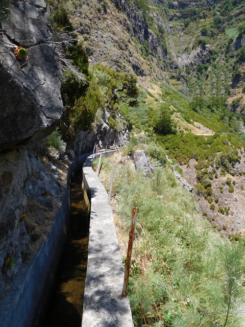 Levada das Rabacas — : Weiter bis zum langen Tunnel im zweiten -Kessel — photo 16