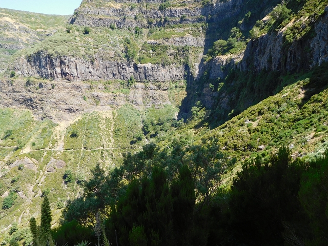 Levada das Rabacas — : Weiter bis zum langen Tunnel im zweiten -Kessel — photo 22