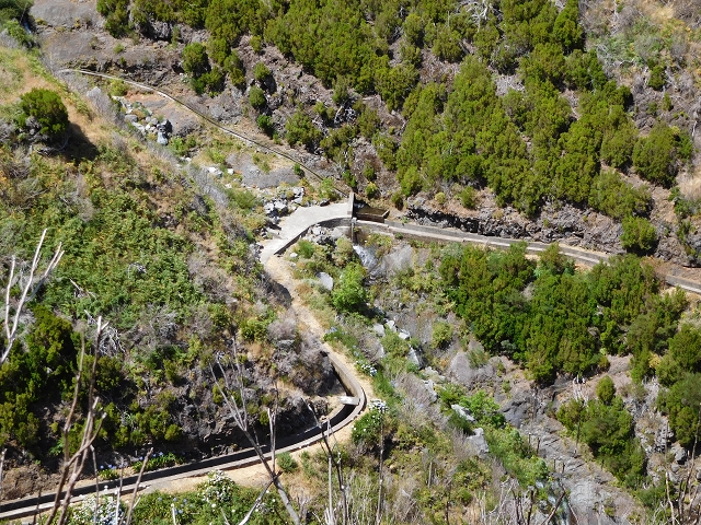 Levada das Rabacas — : Langer Tunnel bis zur Bachverbauung im Ribeiro do Choca — photo 9