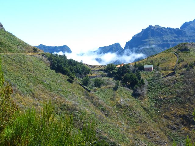 Levada do Lombo do Mouro — Der flache aussichtsreiche Abschnitt bis zum Sattel des Rocha do Cabo — Foto 3
