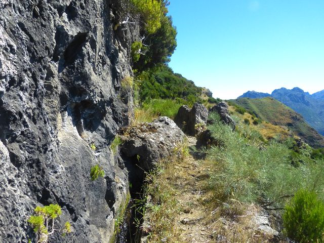 Levada do Lombo do Mouro — Der flache aussichtsreiche Abschnitt bis zum Sattel des Rocha do Cabo — Foto 8
