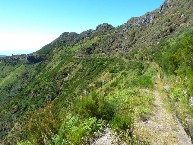 Levada do Lombo do Mouro — Der flache aussichtsreiche Abschnitt bis zum Sattel des Rocha do Cabo — Foto 9