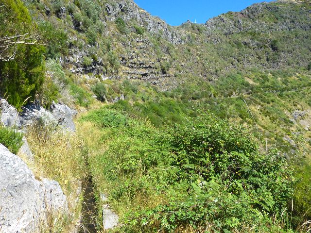 Levada do Lombo do Mouro — Der flache aussichtsreiche Abschnitt bis zum Sattel des Rocha do Cabo — Foto 12