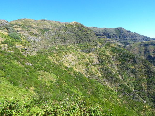 Levada do Lombo do Mouro — Der flache aussichtsreiche Abschnitt bis zum Sattel des Rocha do Cabo — Foto 13
