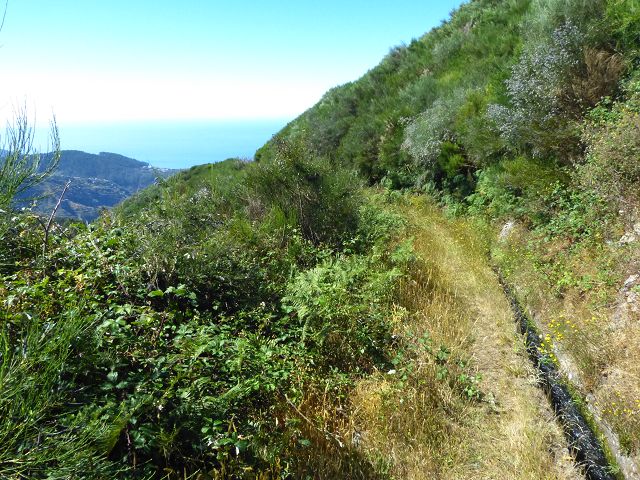 Levada do Lombo do Mouro — Der flache aussichtsreiche Abschnitt bis zum Sattel des Rocha do Cabo — Foto 14