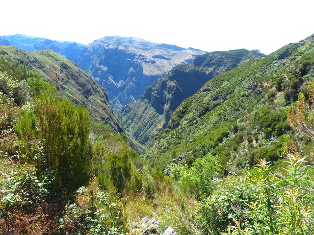 Levada do Lombo do Mouro — Der flache aussichtsreiche Abschnitt bis zum Sattel des Rocha do Cabo — Foto 2