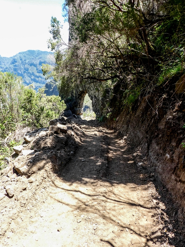 Levada do Lombo do Mouro — Beginn ('Madre') an der ER 110, das Felstor und die ersten 100 Meter — Foto 3
