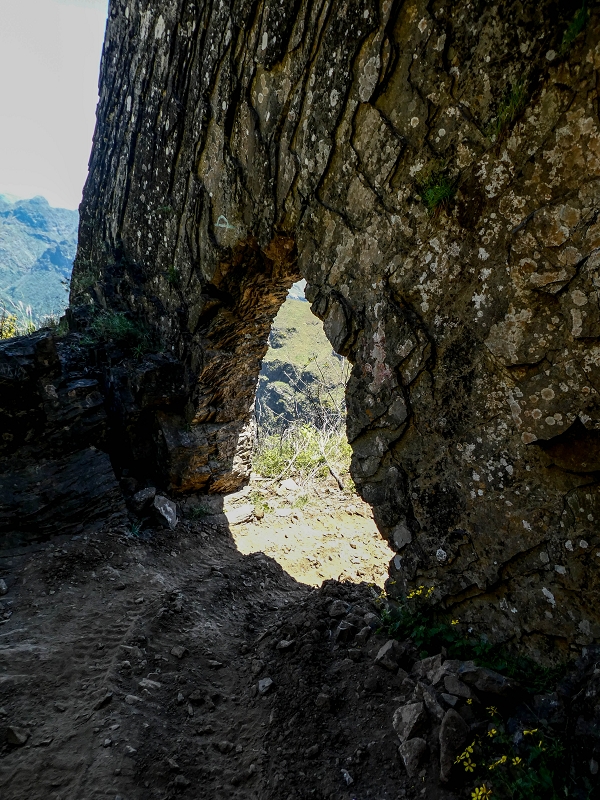 Levada do Lombo do Mouro — Beginn ('Madre') an der ER 110, das Felstor und die ersten 100 Meter — Foto 4