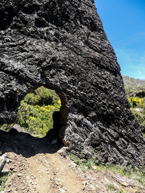 Levada do Lombo do Mouro — Beginn ('Madre') an der ER 110, das Felstor und die ersten 100 Meter — Foto 8