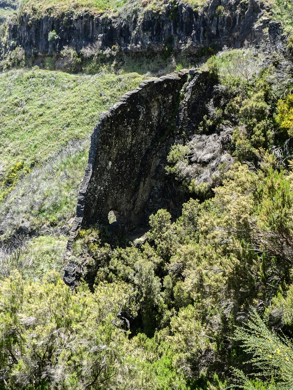 Levada do Lombo do Mouro — Beginn ('Madre') an der ER 110, das Felstor und die ersten 100 Meter — Foto 9
