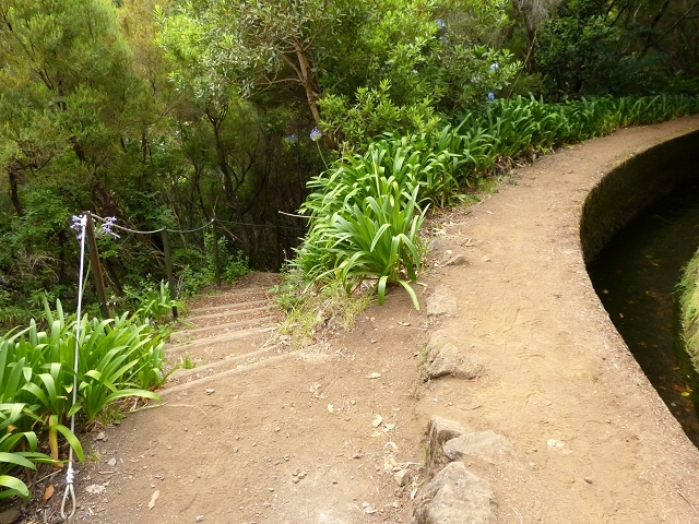 rechts eine Treppe runter