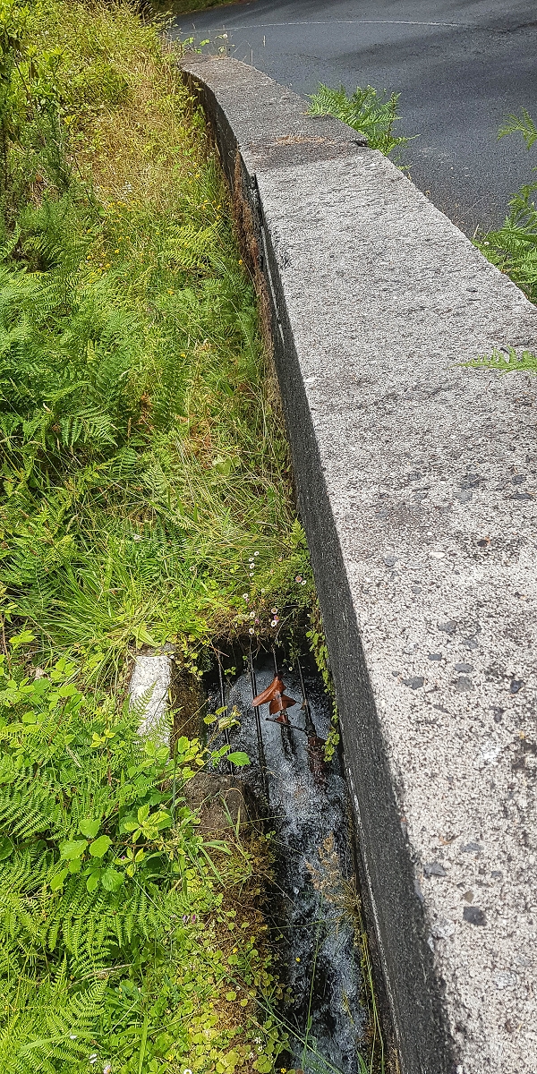 Levada do Posto Aquicola do Ribeiro Frio — Basin beside the road for pressure relief before the piping — photo 2