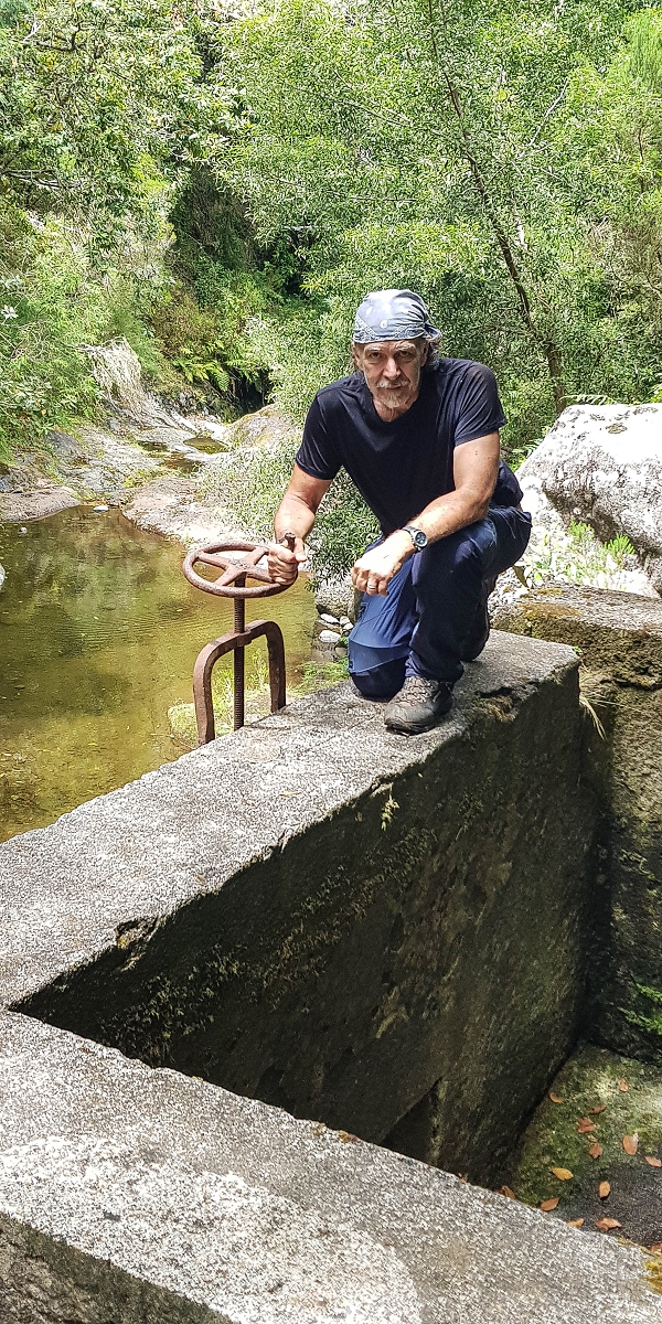Levada do Posto Aquicola do Ribeiro Frio — Water outlet and levada steps — photo 1